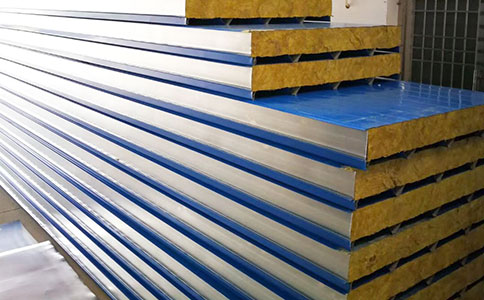 你知道聚氨酯封邊巖棉屋面夾芯板優(yōu)點嗎？